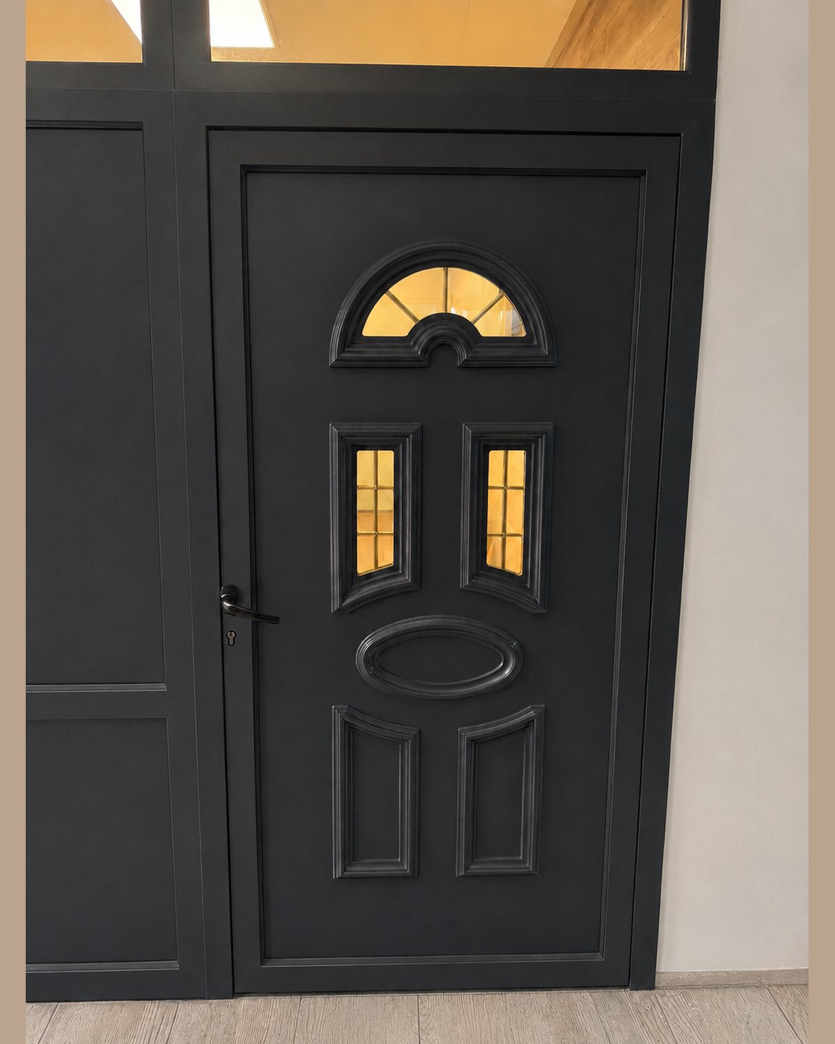 SK10T anthracite door panel with bronze glazing, fitted in an entrance door with a transom