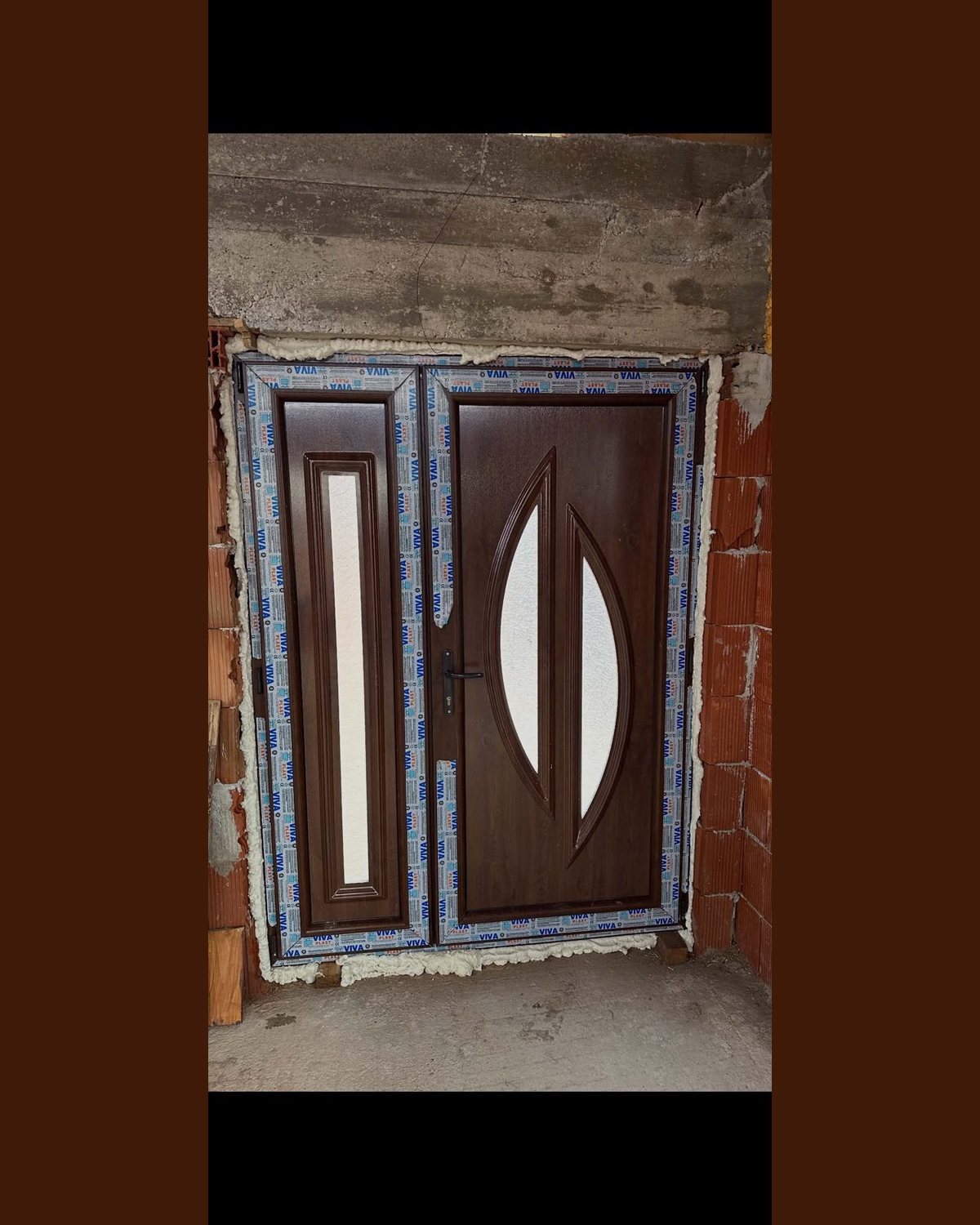 Dark brown SK20T panel with sidelight fitted into a brick opening