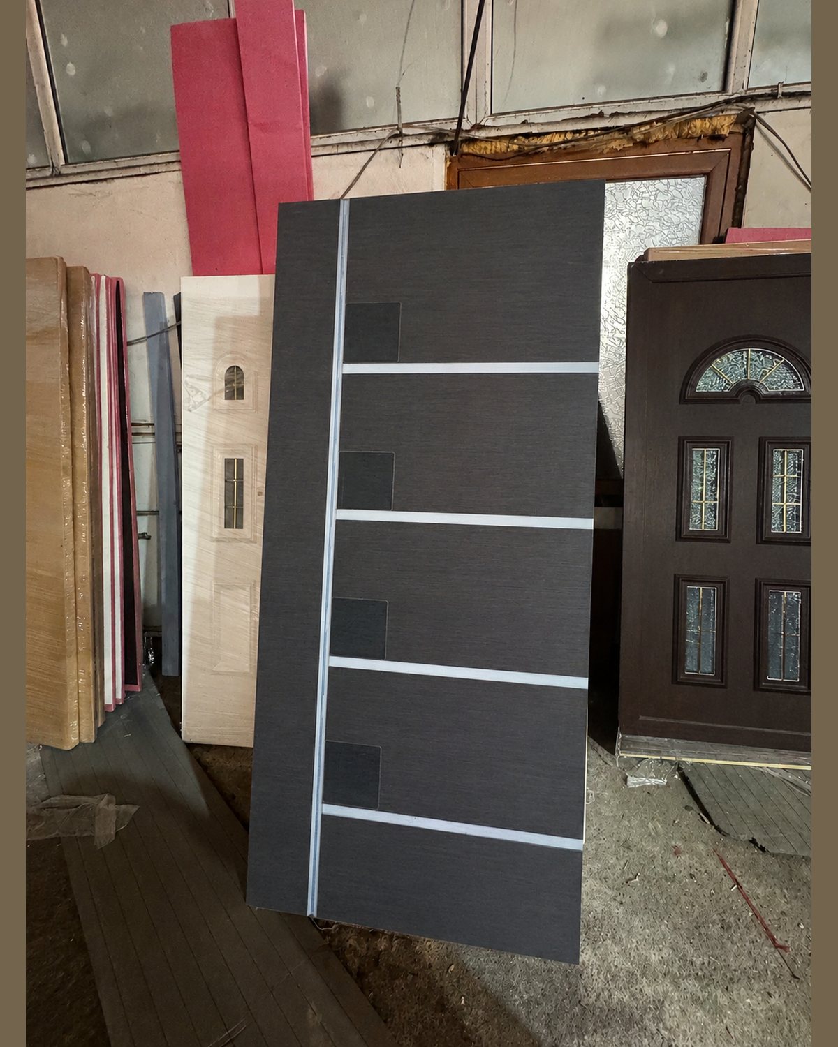 SK42F panel in anthracite with protective strips, photographed in the Sunyclima workshop